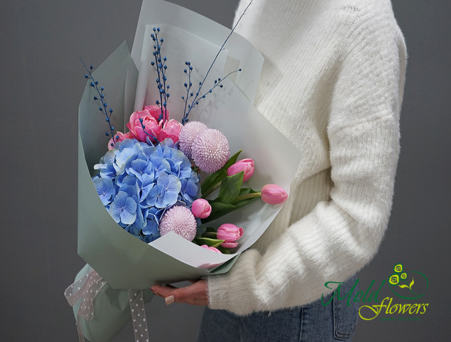 Букет с голубой гортензией и тюльпанами Фото